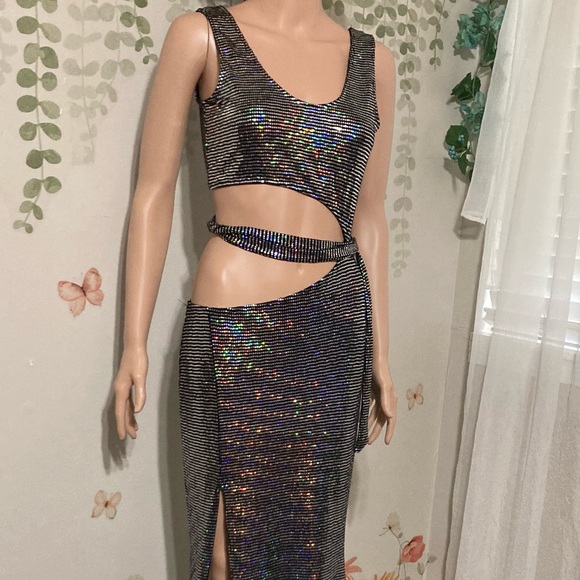 Holographic Cut-Out Maxi Dress - Picture 13 of 16